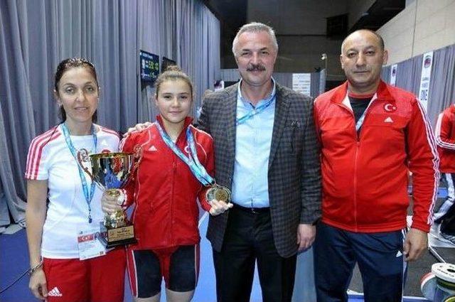 Ayşeg&uuml;l &Ccedil;oban Sel&ccedil;uk&rsquo;un Halterdeki Gururu Oldu 1