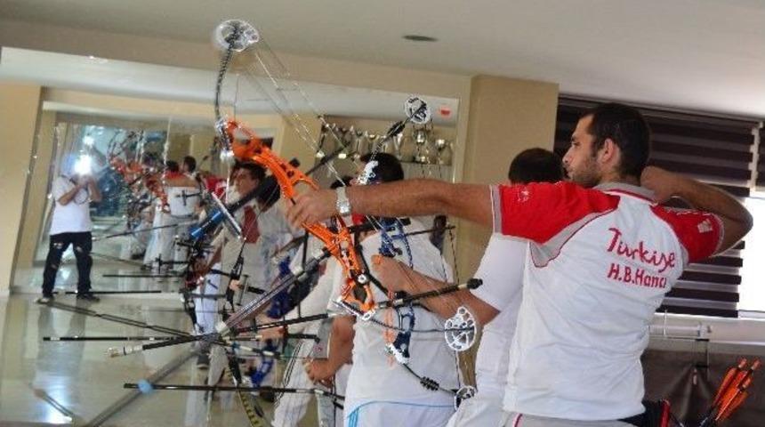 Erzurumlu Ok&ccedil;ular Hedefi Broz Madalya İ&ccedil;in Vurdu