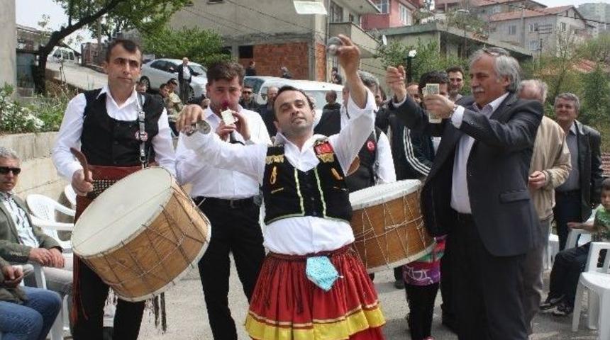 Tepebaşı Muhtarından Davullu Zurnalı Kutlama