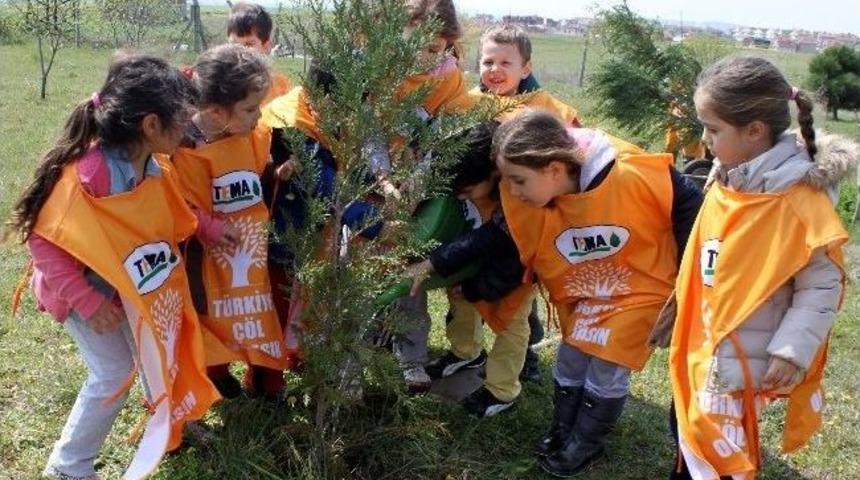 Minik &Ouml;ğrenciler Fidan Dikti