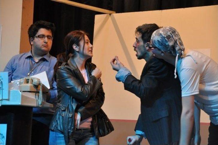 Doktorlar Tiyatroculara Taş Çıkarttı G4