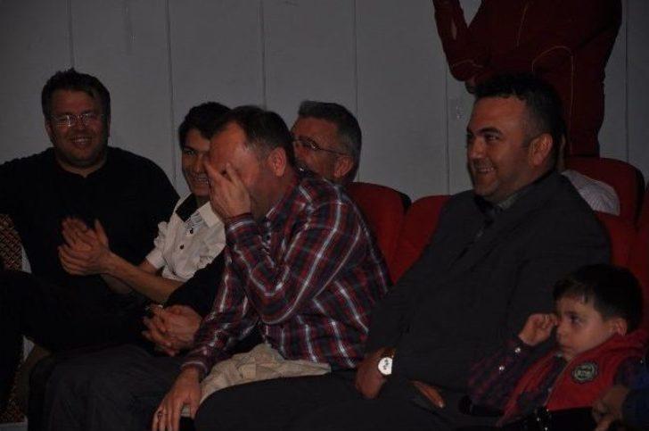 Doktorlar Tiyatroculara Taş Çıkarttı G5