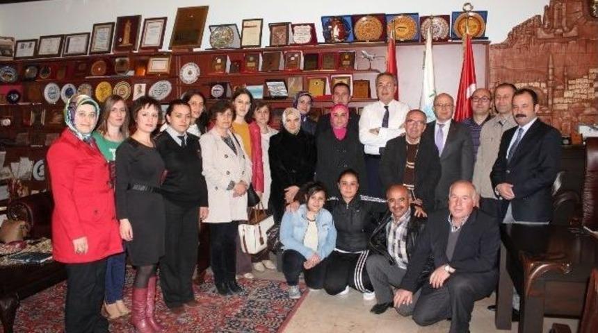 Belediye Başkanı Ünver Tebrikleri Kabul Ediyor