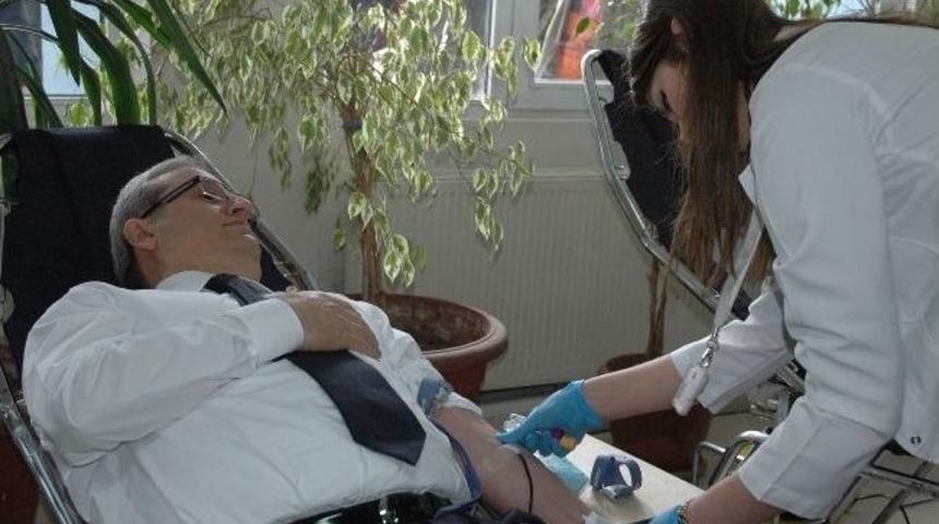 Giresun Emniyet M&uuml;d&uuml;r&uuml; Uğur &Ouml;zt&uuml;rk Kan Bağışında Bulundu