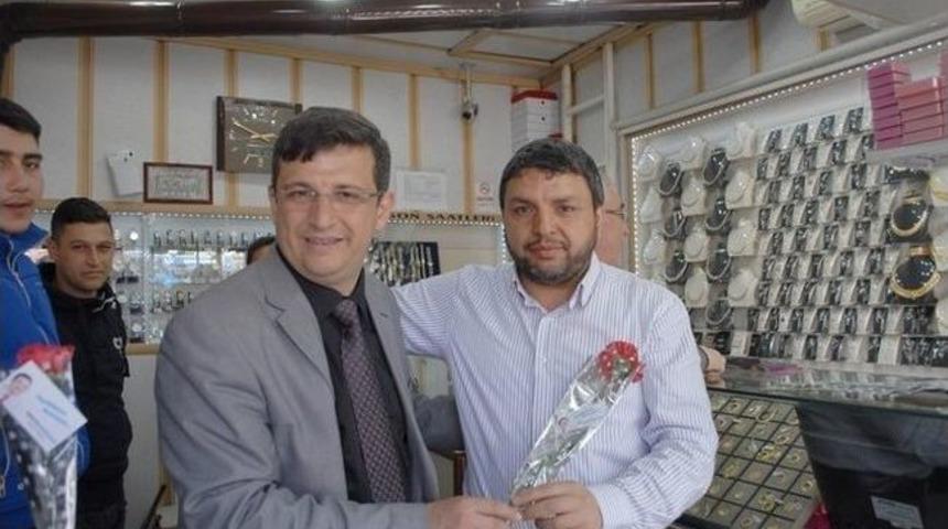 Başkan Kayacan'dan Esnaf Ve Vatandaşlara Karanfilli Teşekk&uuml;r