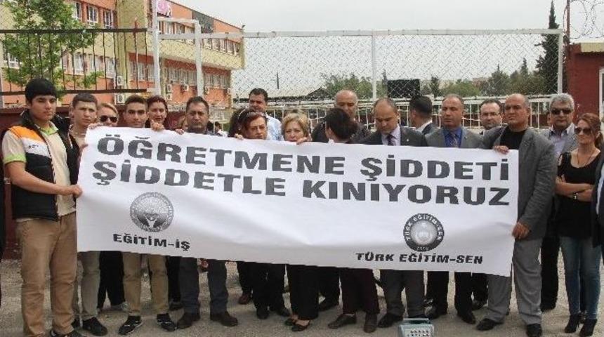 Kadın &Ouml;ğretmene Şiddet Protesto Edildi