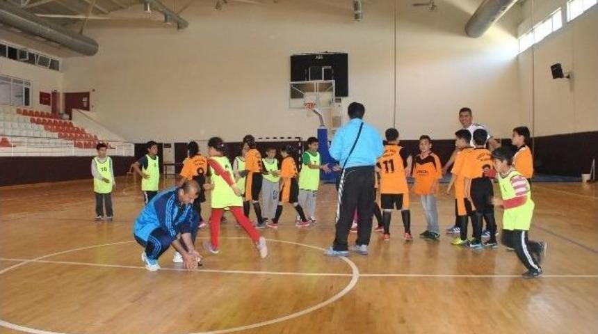 Demre'de Geleneksel &Ccedil;ocuk Oyunları Şenliği Başladı