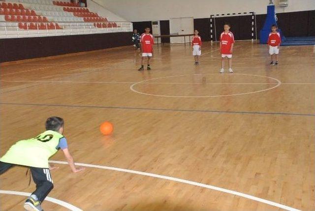 Demre'de Geleneksel Çocuk Oyunları Şenliği Başladı