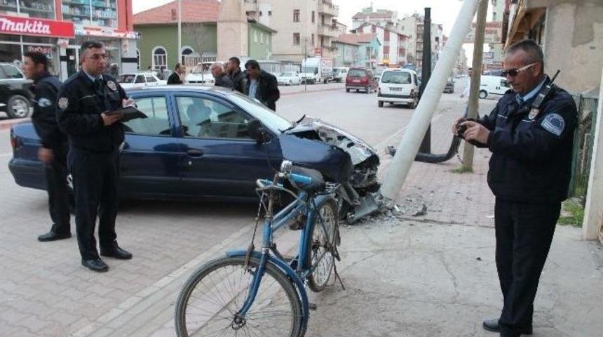 Otomobil &Ouml;nce Bisikletliye Sonra Direğe &Ccedil;arptı: 4 Yaralı