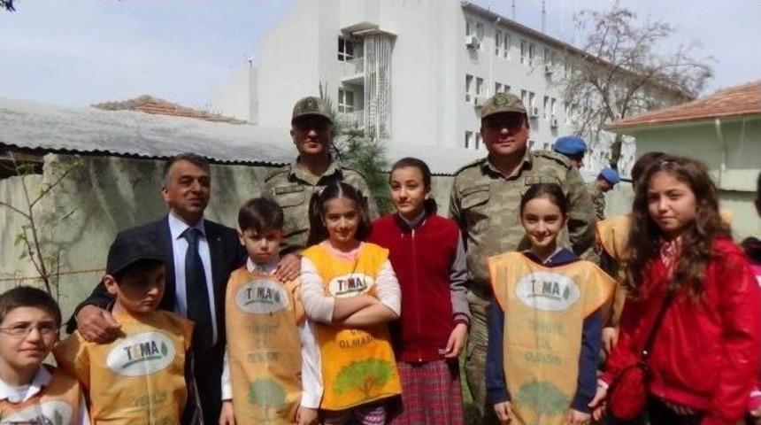 Tema Gönüllüleri Asker İle Birlikte Fidan Dikti