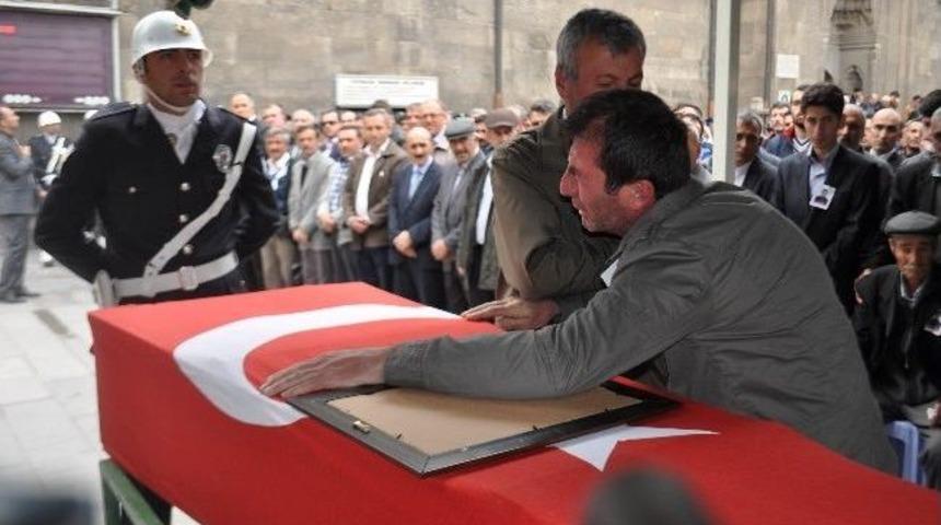 Kayseri'de Şehit Polis Memuru Toprağa Verildi