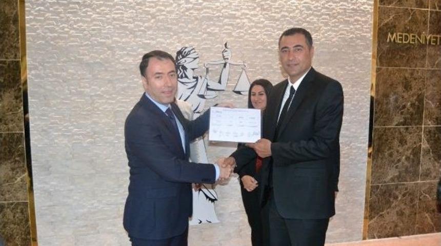 Batman Belediye Başkanı &Ouml;zdemir Mazbatasını Aldı