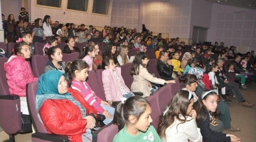 Başkan &Uuml;z&uuml;lmez &Ccedil;ocuklarla Tiyatro İzledi