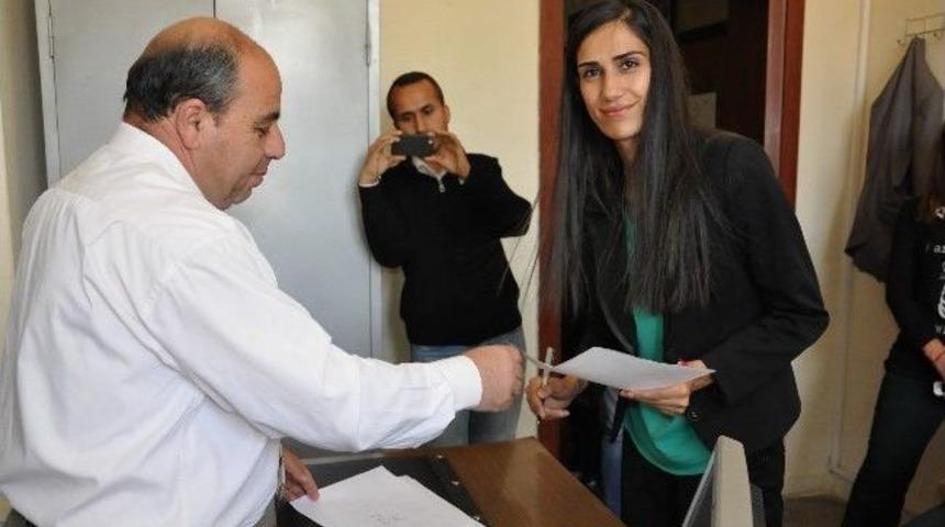 T&uuml;rkiye'nin İlk S&uuml;ryani Belediye Başkanı Akyol Mazbatasını Aldı