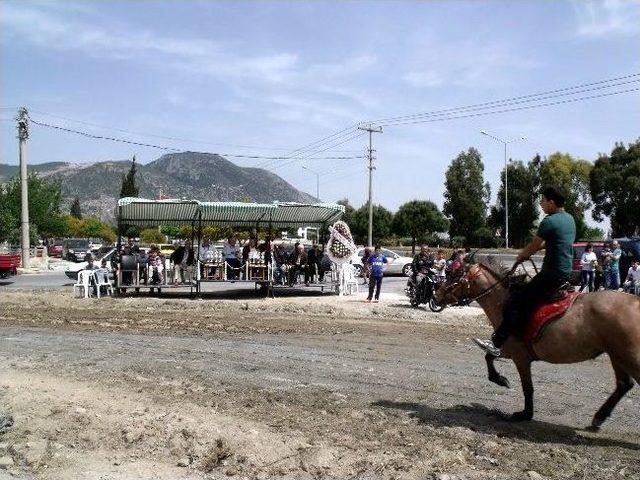 Söke’de Geleneksel Rahvan At Yarışları Yapıldı