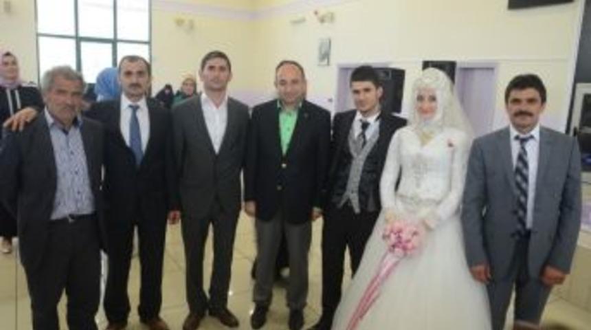 Başkanı &Uuml;z&uuml;lmez, Yeni Evlenen &Ccedil;iftlere Mutluluk Diledi