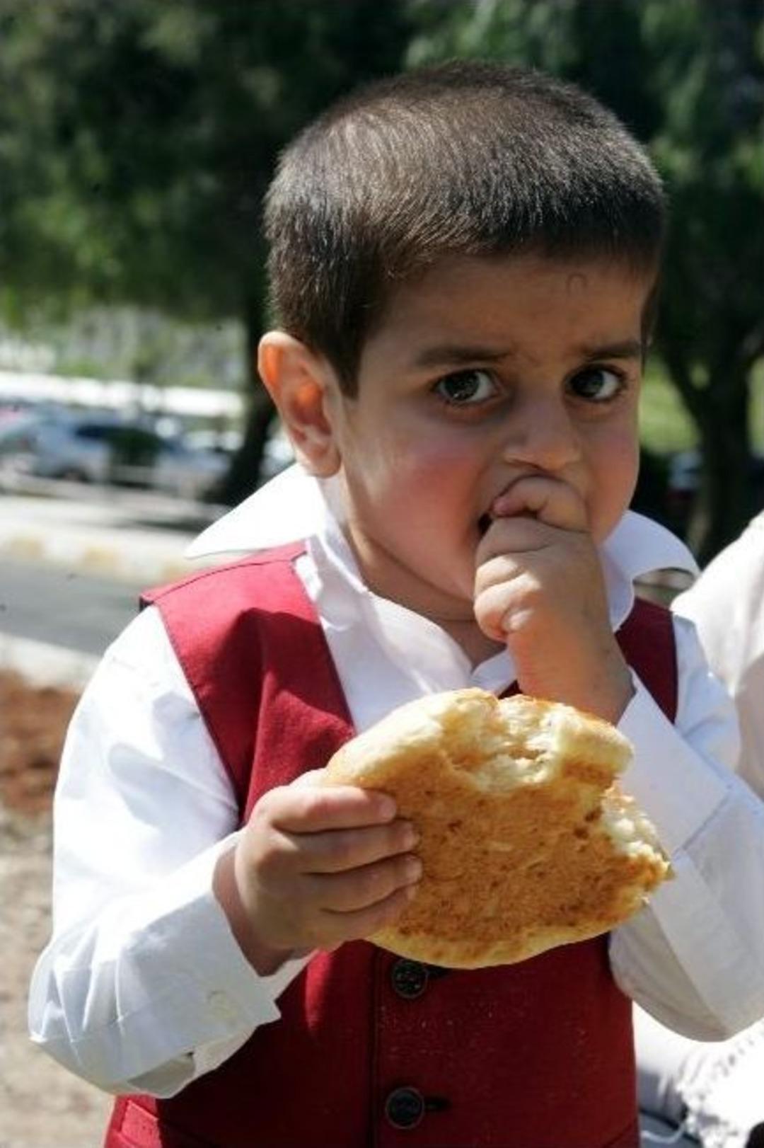 Hayatında İlk Kez Ekmek Yedi