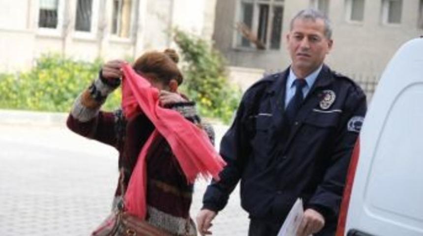 &Ccedil;anta Hırsızı Gen&ccedil; Kadın Yakalandı