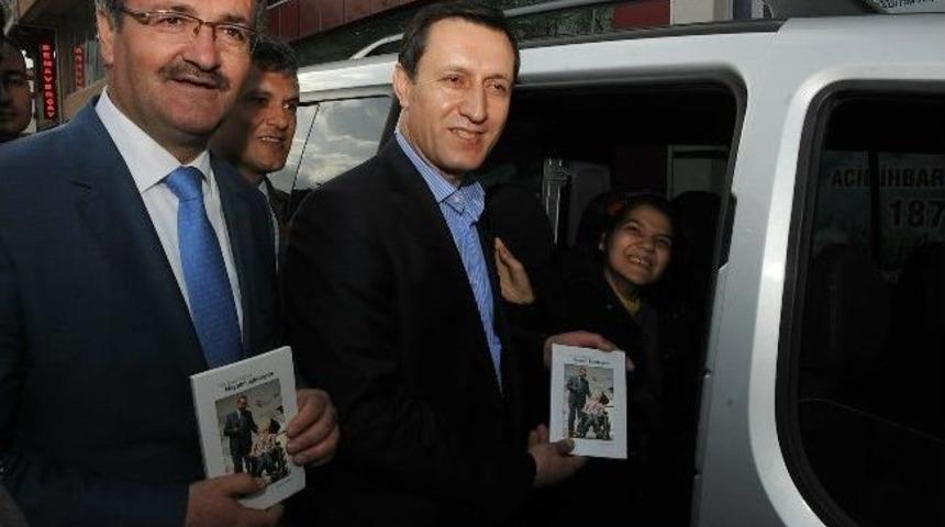 Engelli Kız Başbakan Yardımcısı İşler&rsquo;e Şiir Kitabı Hediye Etti