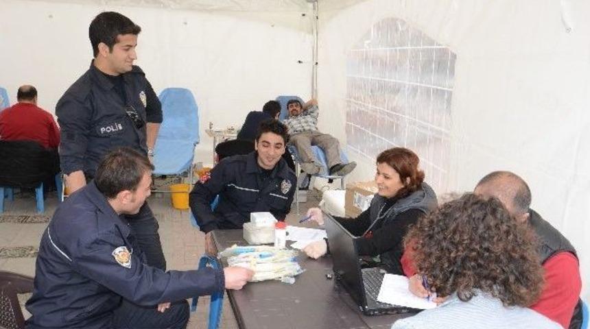 Polis Memurları Kan Verdi