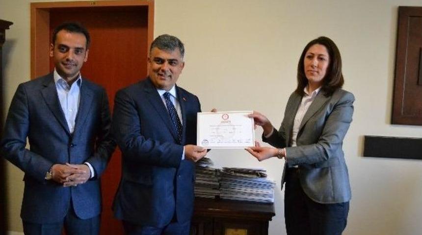 Ereğli Belediye Başkanı &Ouml;zg&uuml;ven Mazbatasını Aldı