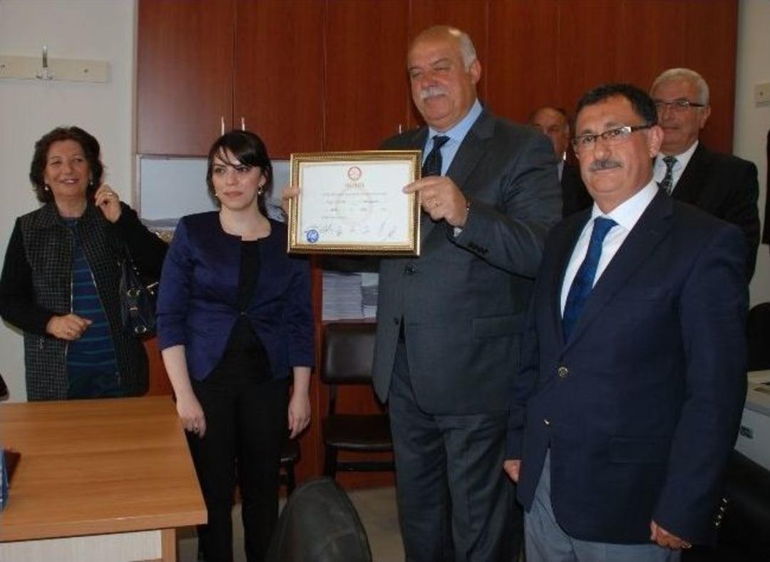 Başkan &Ccedil;i&ccedil;ek Mazbatasını Aldı