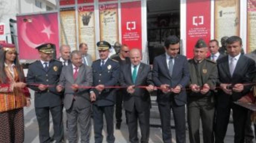 Vali &Ouml;zdemir &Ccedil;akacak &Ccedil;anakkale Gezici Tır'ını Gezdi