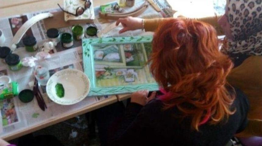 Kadınlar Meslek &Ouml;ğreniyor