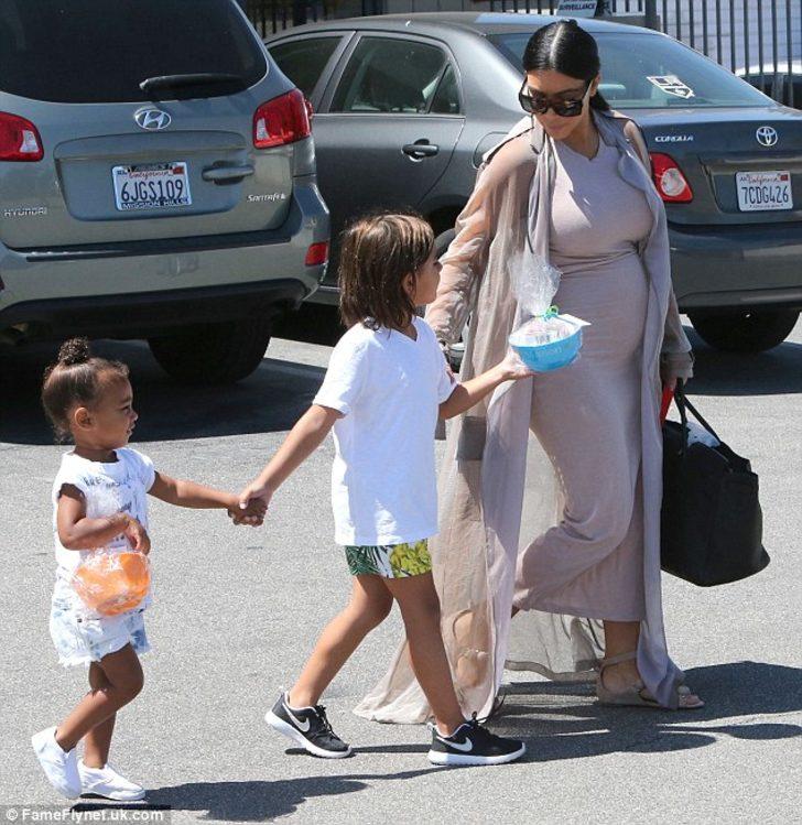 Kim ve Kourtney Kardashian'ın &ccedil;ocukları el ele doğum g&uuml;n&uuml; partisi yolunda!