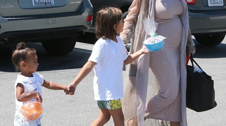 Kim ve Kourtney Kardashian'ın &ccedil;ocukları el ele doğum g&uuml;n&uuml; partisi yolunda!