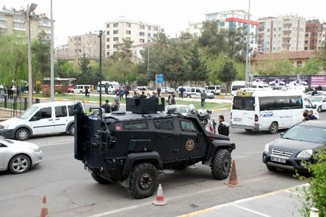 Adliye &Ouml;n&uuml;nde Silahlı Kavga: 3 Yaralı