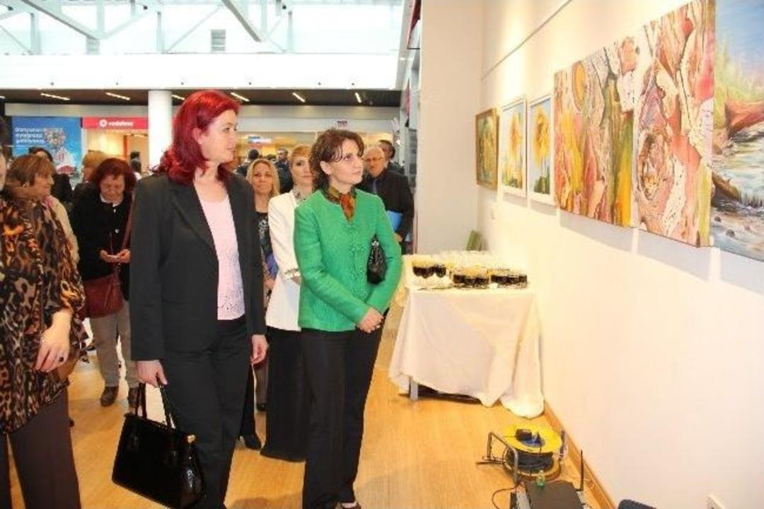 Pekay, Piazza&rsquo;da Resim Sergisi A&ccedil;tı