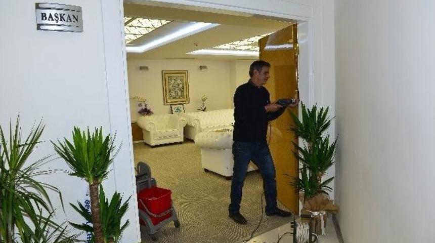 Edebali Makam Kapısını S&ouml;kt&uuml;rd&uuml;