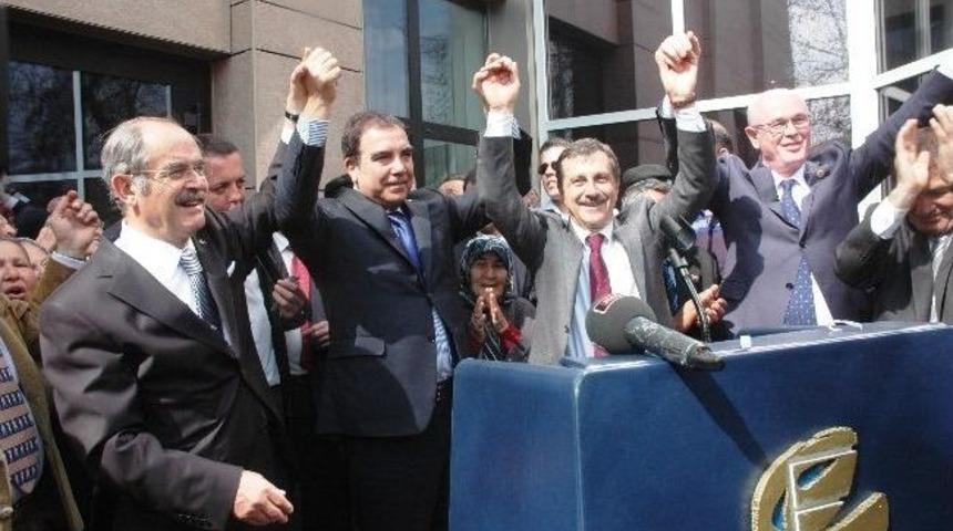 Eskişehir B&uuml;y&uuml;kşehir Belediyesi&rsquo;nde Kutlama T&ouml;reni