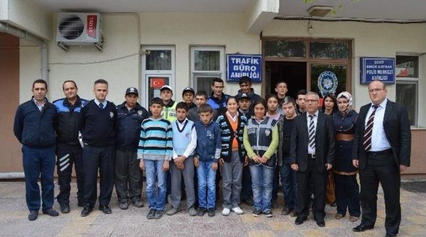 Besni&rsquo;de Engelli &Ouml;ğrenciler Polis Kıyafeti Giydi