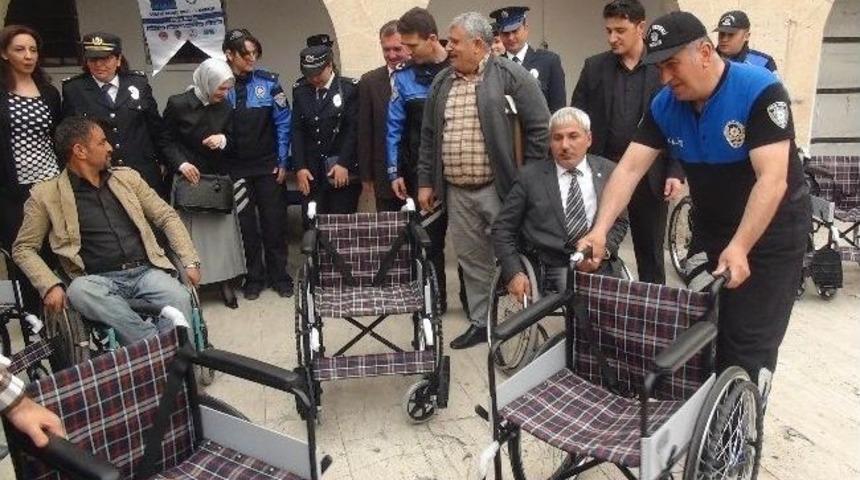 Polislerden Engellilere Tekerlekli Sandalye