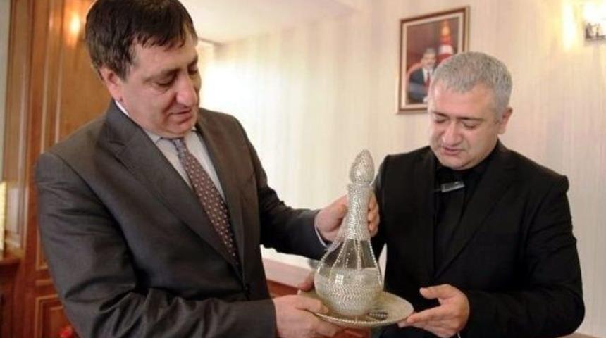 Vali K&uuml;&ccedil;&uuml;k, D&uuml;rb&uuml;nle Kelaynak Kuşlarını İzledi