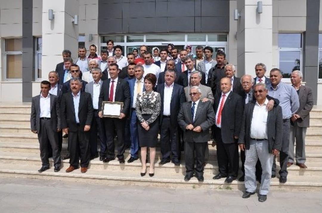 Yeni Başkana Koltuk Hediye Edildi