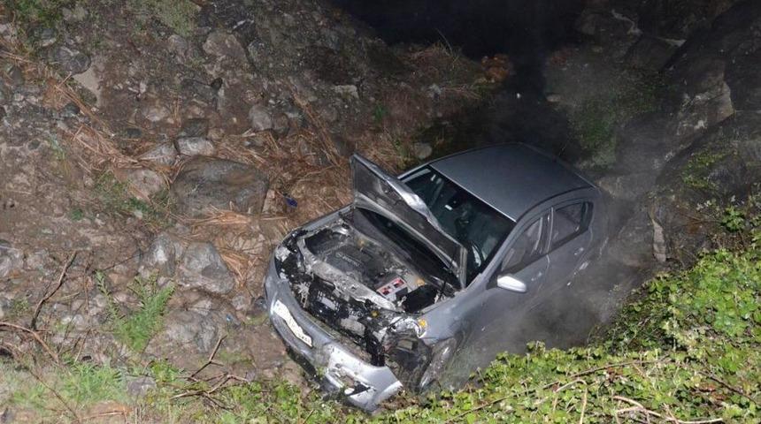 Otomobil Dere Yatağına Devrildi: 3 Yaralı