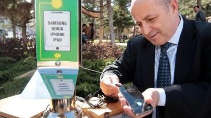 G&uuml;neş Enerjisi İle &Ccedil;alışan Cep Telefonu Şarj İstasyonu Hizmette Girdi
