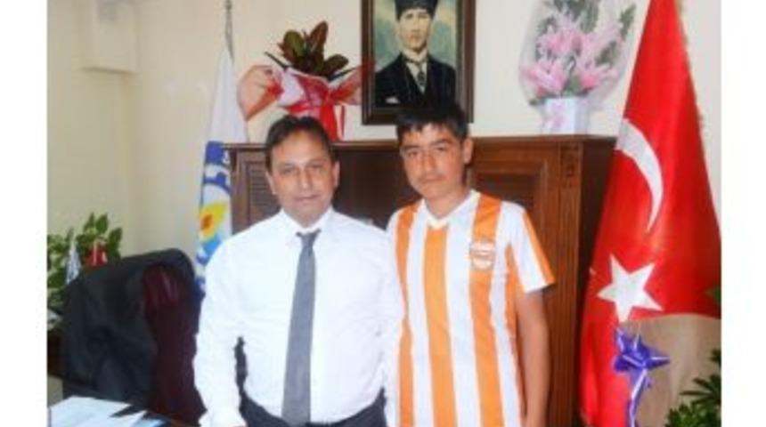 Efsane Futbolcu Kayhan Kaynak'ın Yeğeninden Bilal Uludağ'a Ziyaret