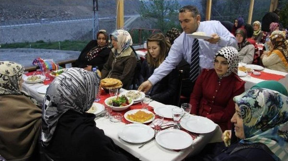 Muhtardan D&uuml;ğ&uuml;n Gibi Teşekk&uuml;r Yemeği