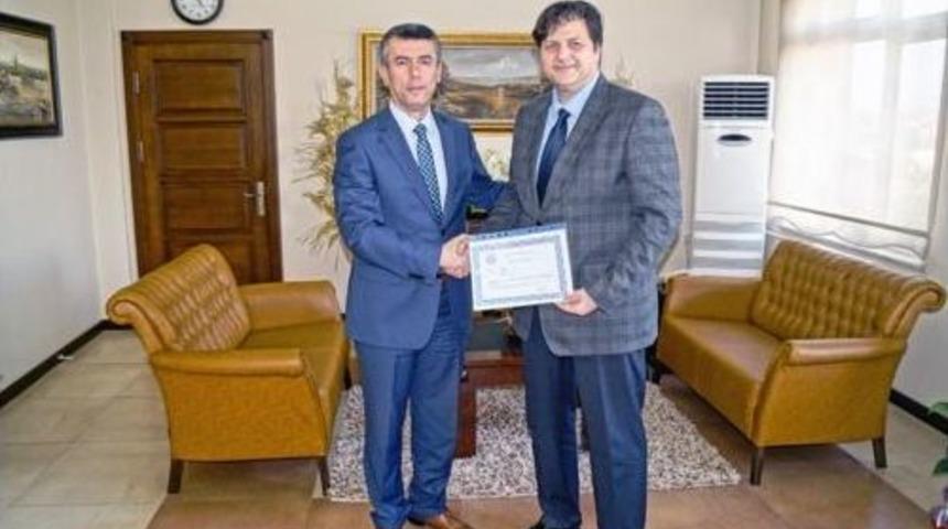 Kaymakam Sırmalı'dan Doktorlara Başarı Belgesi