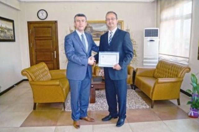 Kaymakam Sırmalı dan Doktorlara Başarı Belgesi 1