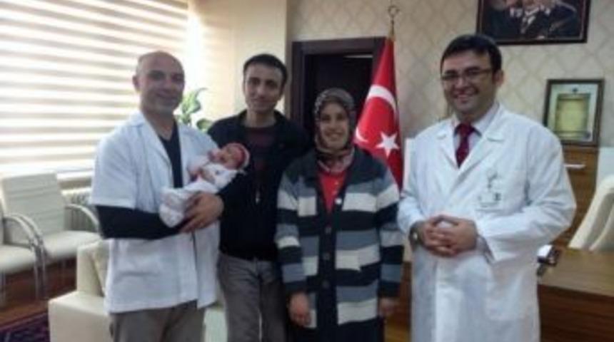 7 G&uuml;nl&uuml;k Bebek Ameliyatla Hayata Bağlandı