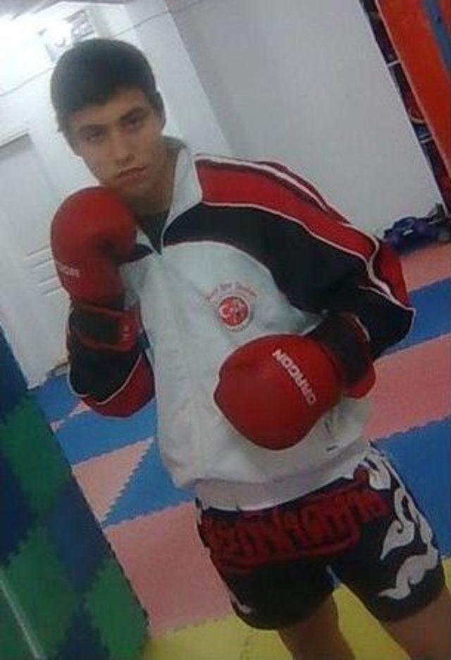 Kick Boks&ccedil;u Gen&ccedil; Kalbine Yenik D&uuml;şt&uuml; 1