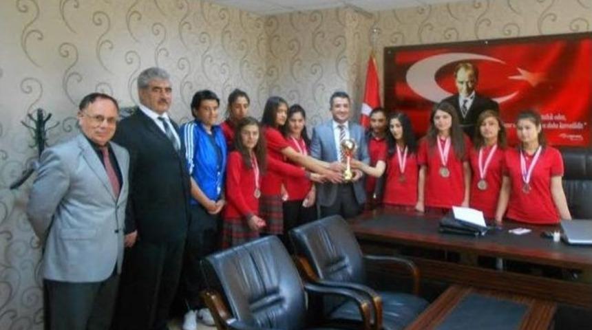 Şampiyon &Ouml;ğrencilerden Kaymakam &Ccedil;ınar&rsquo;a Ziyaret