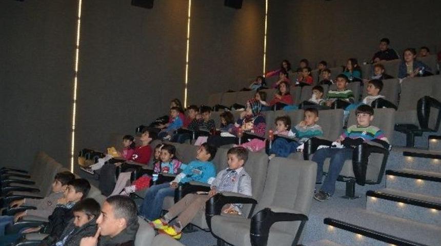 Polisler &Ccedil;ocuklarla Birlikte &Ccedil;izgi Film İzledi