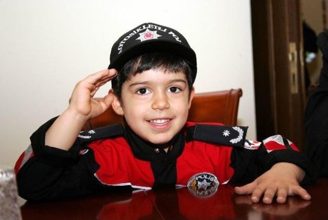 Minik Polisler Vali &Ouml;zt&uuml;rk'&uuml; Ziyaret Etti