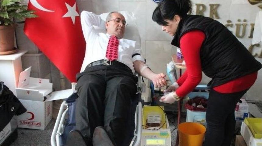 Bilecik İl Emniyet M&uuml;d&uuml;r&uuml; Ey&uuml;p &Ouml;z&uuml;doğru'dan Kan Bağışı
